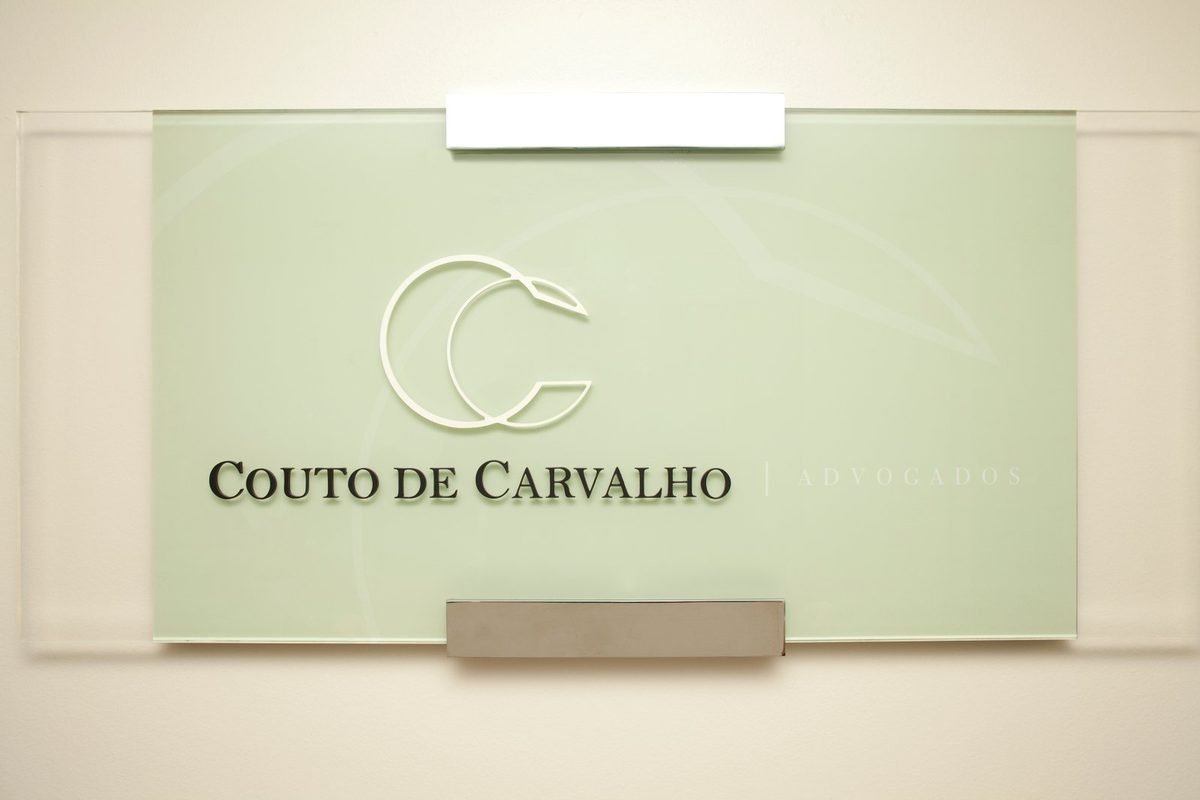 Placa do escritório Couto de Carvalho Advogados